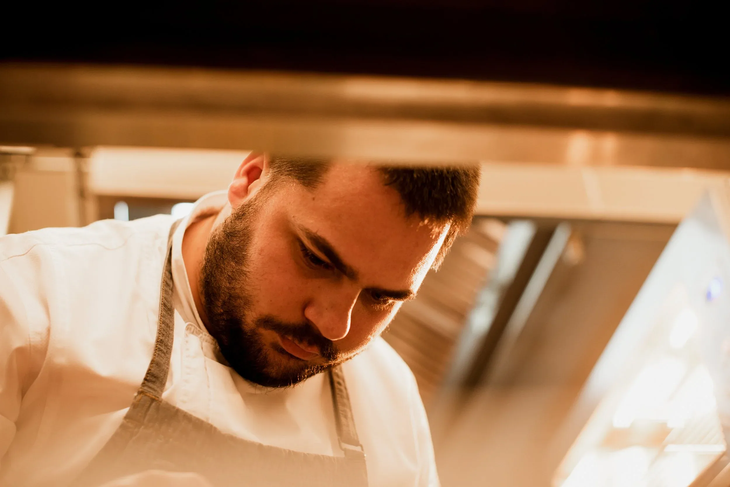 A dish being plated in the kitchen at De Eetkamer
