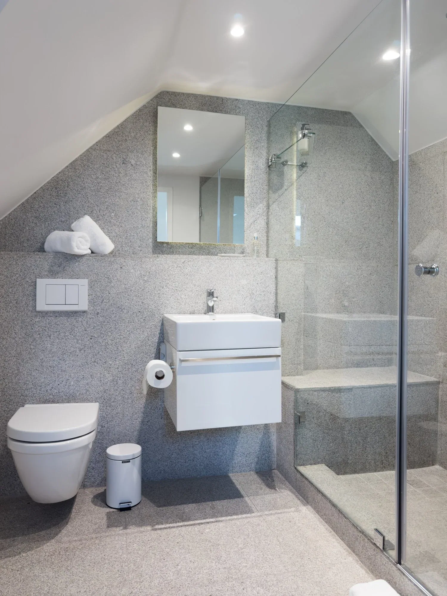The bathrooms, the loft apartment at Rozenhof Villas (21 of 32)